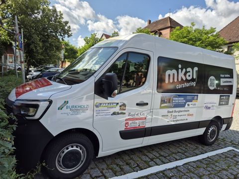 Das mikar Fahrzeug mit seiner auffälligen Beschriftung ist nicht zu übersehen