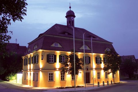 Rathaus stimmungsvoll beleuchtet bei Nacht