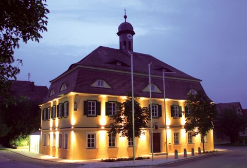 Rathaus stimmungsvoll beleuchtet bei Nacht