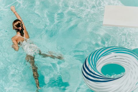 Mädchen taucht im Schwimmbad unter