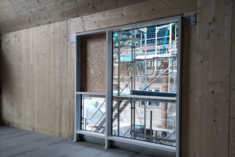 Die Fensterbaufirma Guttendörfer hat pünktlich vor dem Weihnachtsfest die Fensterverglasung eingebaut