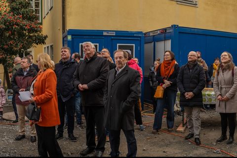 Alle Blicke sind nach oben gerichtet