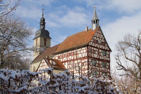 Torhaus und Kirche im Winter