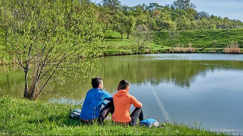 Wanderer ruhen sich am See aus