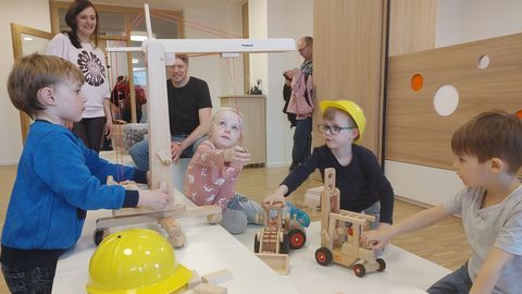 Die Kitakinder weihen die neuen Räume ein